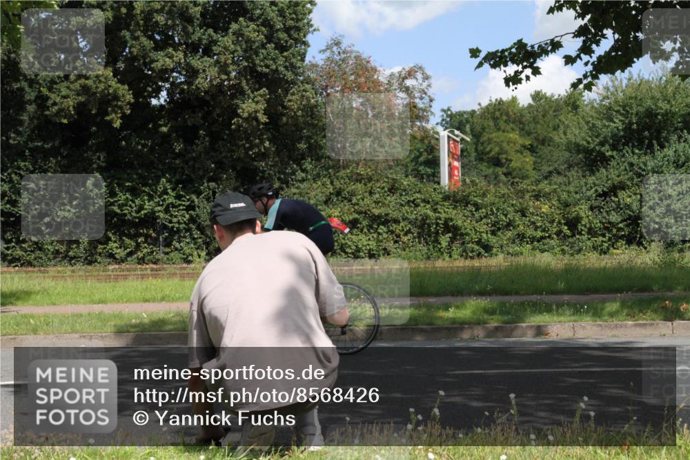 10.08.2025 - GEWOBA Citytriathlon Bremen Yannick Fuchs http://msf.ph/oto/8568426 10.08.2025 12:57:43 Radfahren 690, 720, 825, 853, 869, 1018 meine-sportfotos.de