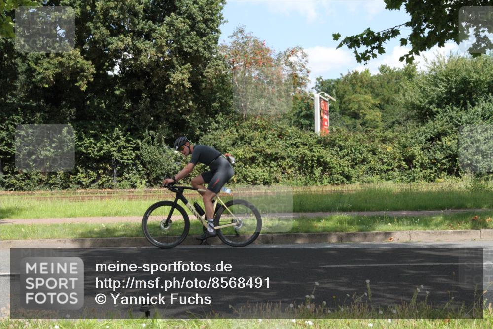 10.08.2025 - GEWOBA Citytriathlon Bremen Yannick Fuchs http://msf.ph/oto/8568491 10.08.2025 12:58:52 Radfahren 602, 705, 762, 802, 870, 885, 910, 921, 1038 meine-sportfotos.de