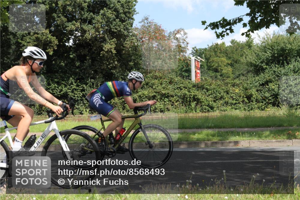 10.08.2025 - GEWOBA Citytriathlon Bremen Yannick Fuchs http://msf.ph/oto/8568493 10.08.2025 12:58:53 Radfahren 602, 705, 762, 802, 870, 885, 910, 921, 1038 meine-sportfotos.de