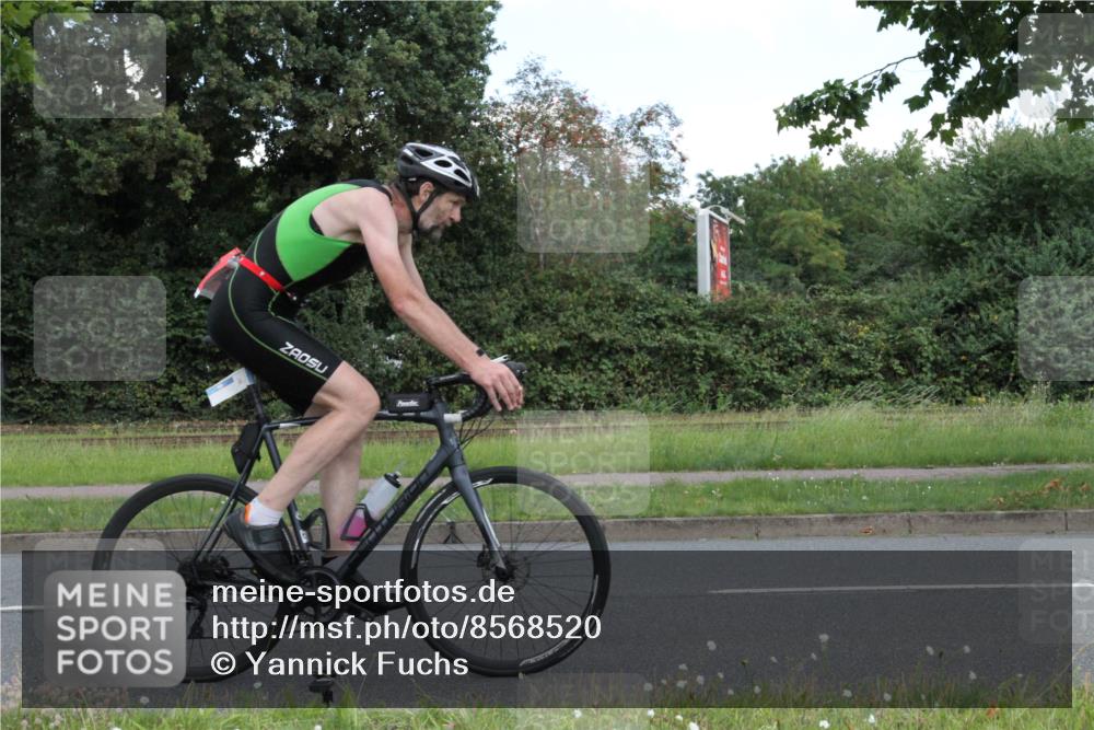 10.08.2025 - GEWOBA Citytriathlon Bremen Yannick Fuchs http://msf.ph/oto/8568520 10.08.2025 12:59:31 Radfahren 595, 606, 611, 710, 846, 899, 975, 978 meine-sportfotos.de