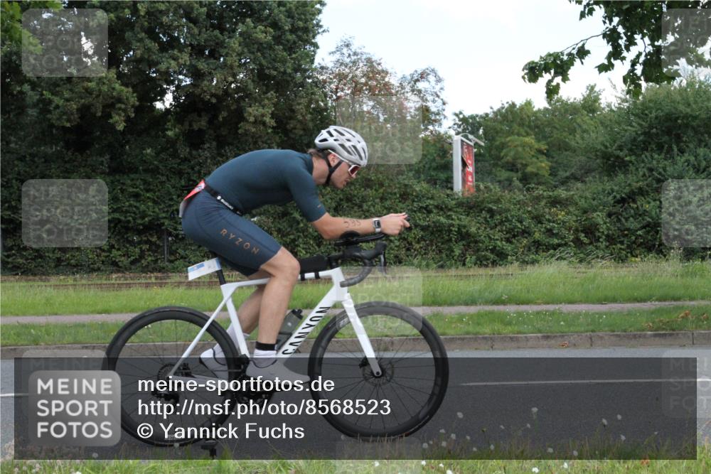 10.08.2025 - GEWOBA Citytriathlon Bremen Yannick Fuchs http://msf.ph/oto/8568523 10.08.2025 12:59:43 Radfahren 595, 614, 623, 628, 644, 698, 850, 889, 907, 934, 949 meine-sportfotos.de