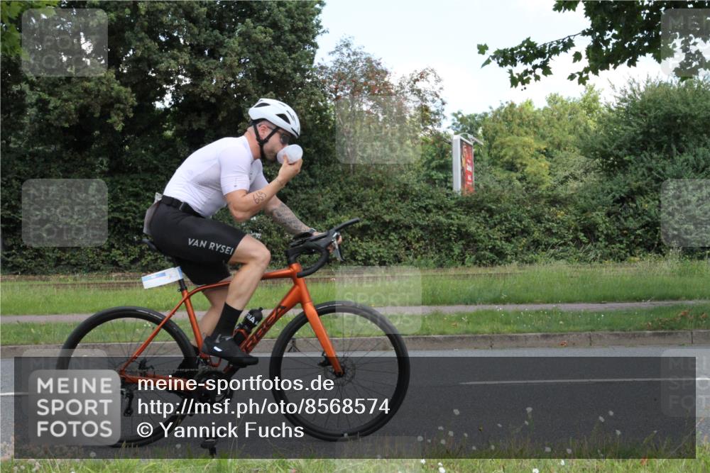 10.08.2025 - GEWOBA Citytriathlon Bremen Yannick Fuchs http://msf.ph/oto/8568574 10.08.2025 13:00:58 Radfahren 646, 669, 677, 684, 713, 837, 862, 944, 1023 meine-sportfotos.de