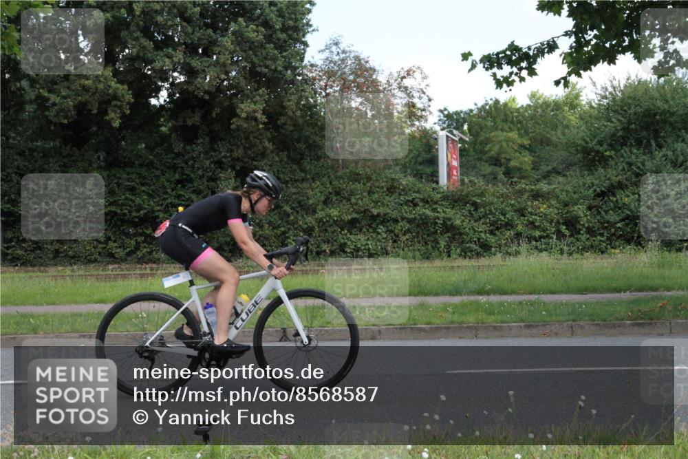 10.08.2025 - GEWOBA Citytriathlon Bremen Yannick Fuchs http://msf.ph/oto/8568587 10.08.2025 13:01:17 Radfahren 713, 829, 837, 926, 944, 1001 meine-sportfotos.de