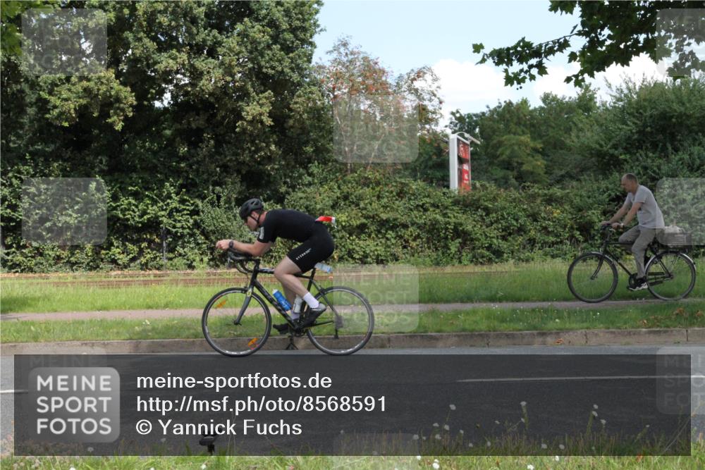 10.08.2025 - GEWOBA Citytriathlon Bremen Yannick Fuchs http://msf.ph/oto/8568591 10.08.2025 13:01:35 Radfahren 608, 663, 703, 716, 754, 800, 816, 819, 828, 851 meine-sportfotos.de