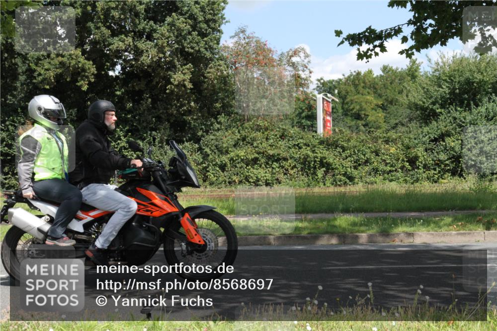 10.08.2025 - GEWOBA Citytriathlon Bremen Yannick Fuchs http://msf.ph/oto/8568697 10.08.2025 13:03:07 Radfahren 651, 668, 693, 898, 945, 1020 meine-sportfotos.de
