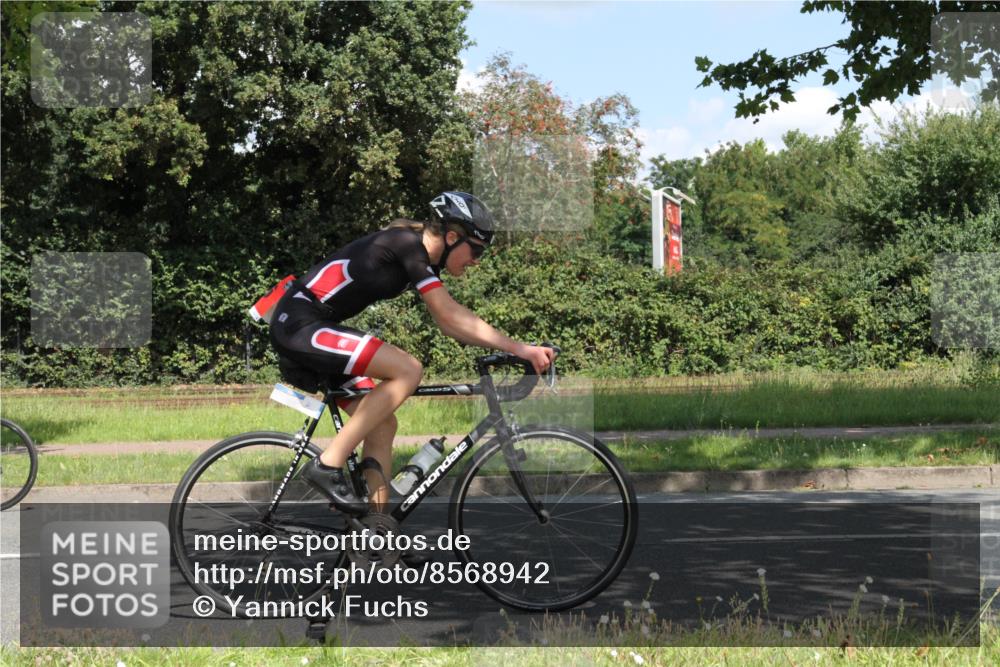10.08.2025 - GEWOBA Citytriathlon Bremen Yannick Fuchs http://msf.ph/oto/8568942 10.08.2025 13:05:13 Radfahren 587, 590, 622, 641, 645, 745, 884, 916, 928, 943, 958, 1010 meine-sportfotos.de