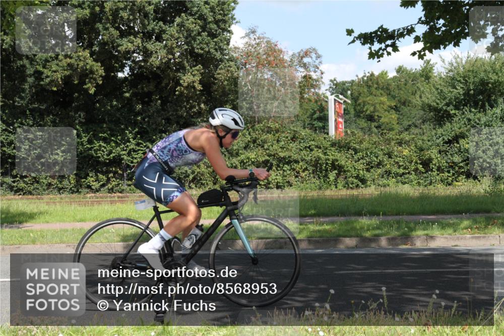 10.08.2025 - GEWOBA Citytriathlon Bremen Yannick Fuchs http://msf.ph/oto/8568953 10.08.2025 13:05:25 Radfahren 587, 622, 627, 641, 659, 809, 876, 884, 897, 916, 928, 943, 958 meine-sportfotos.de