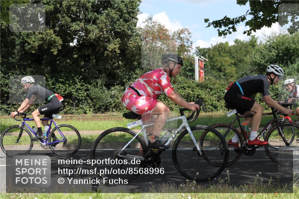 10.08.2025 - GEWOBA Citytriathlon Bremen Yannick Fuchs http://msf.ph/oto/8568996 10.08.2025 13:06:13 Radfahren 682, 741, 918, 948, 962, 1026 meine-sportfotos.de
