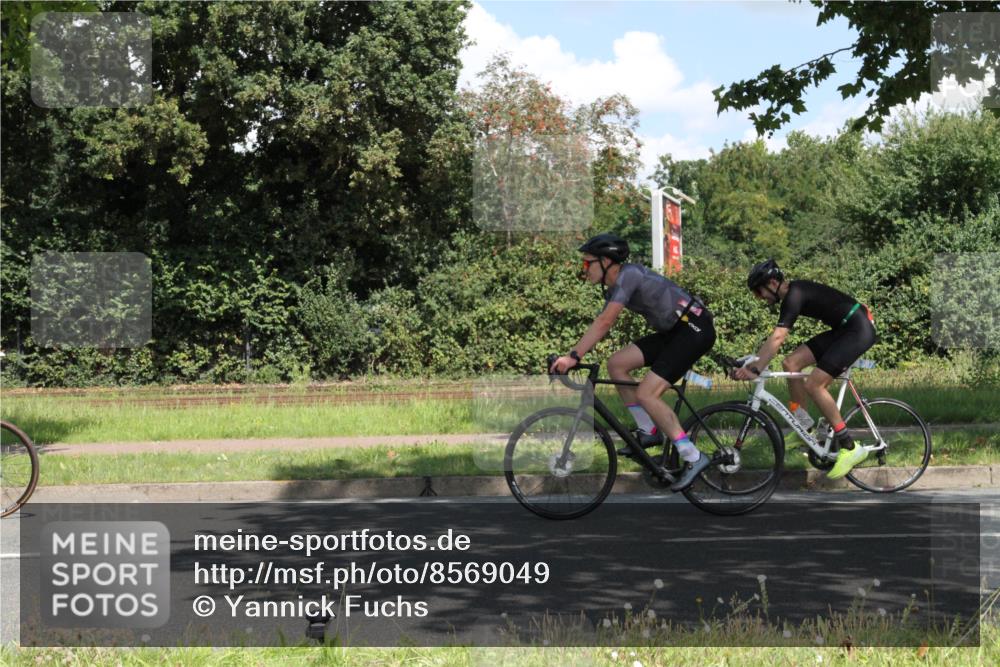 10.08.2025 - GEWOBA Citytriathlon Bremen Yannick Fuchs http://msf.ph/oto/8569049 10.08.2025 13:07:15 Radfahren 649, 656, 717, 724, 806, 820, 888, 903, 950 meine-sportfotos.de