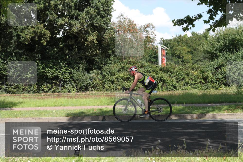 10.08.2025 - GEWOBA Citytriathlon Bremen Yannick Fuchs http://msf.ph/oto/8569057 10.08.2025 13:07:25 Radfahren 648, 656, 717, 806, 820, 873, 888, 903, 950, 959 meine-sportfotos.de