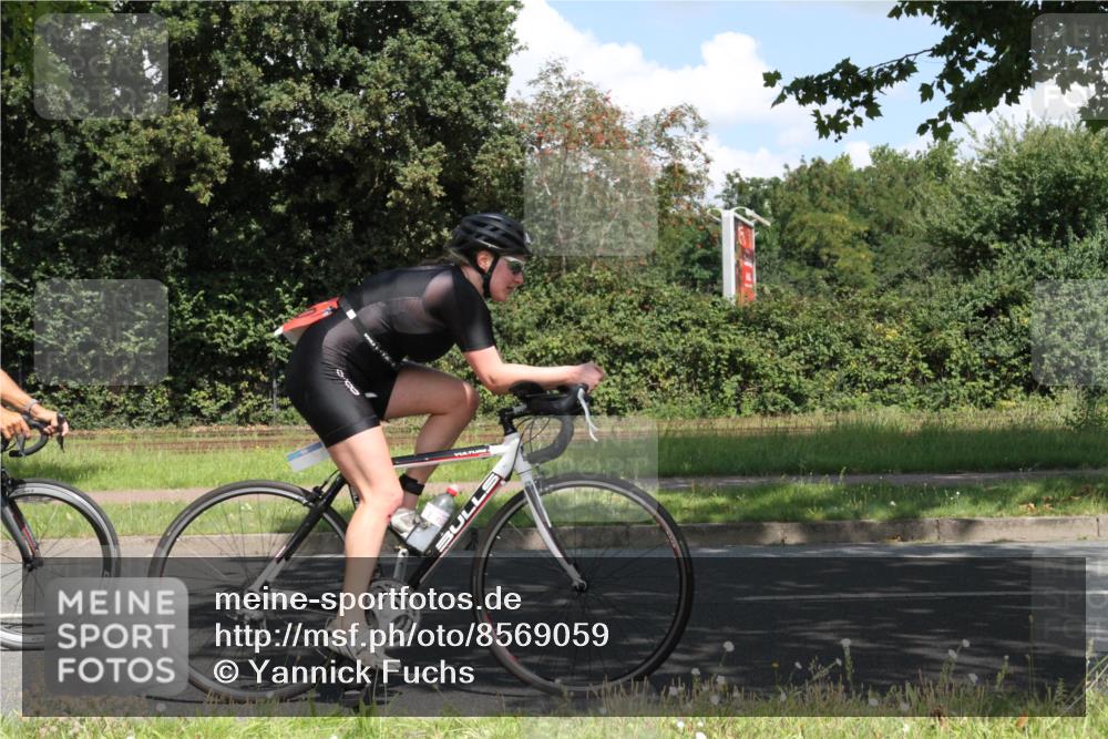 10.08.2025 - GEWOBA Citytriathlon Bremen Yannick Fuchs http://msf.ph/oto/8569059 10.08.2025 13:07:28 Radfahren 648, 656, 717, 873, 888, 950, 959 meine-sportfotos.de