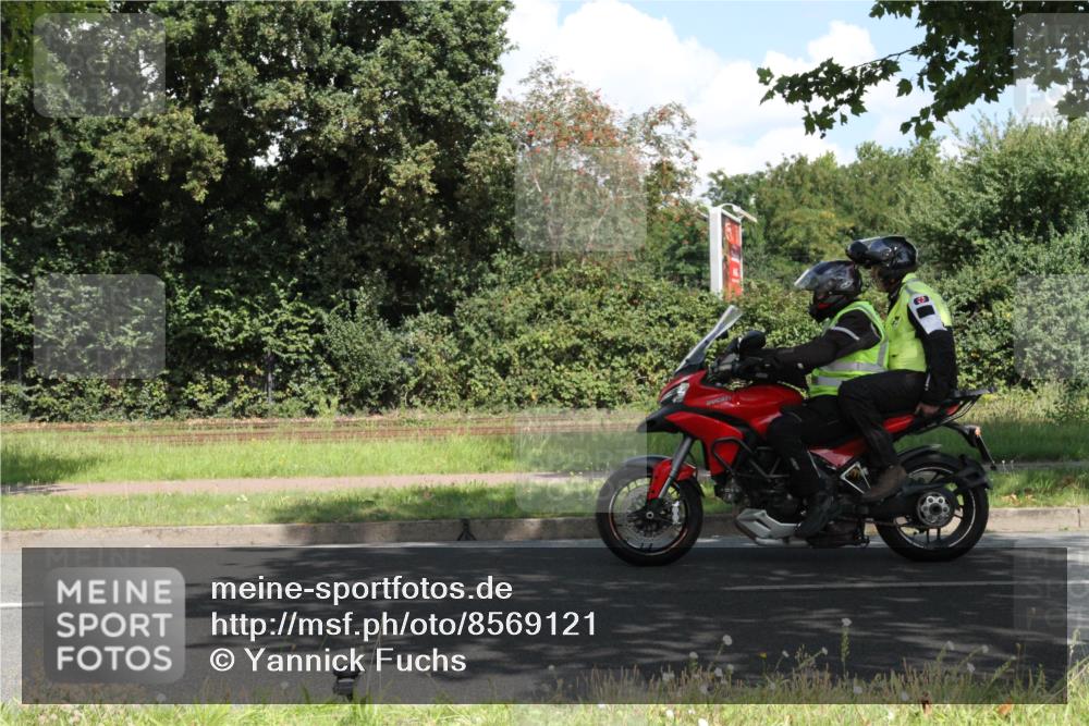 10.08.2025 - GEWOBA Citytriathlon Bremen Yannick Fuchs http://msf.ph/oto/8569121 10.08.2025 13:08:37 Radfahren 551, 552, 692, 702, 768, 824, 836, 855, 859, 968, 980, 1016 meine-sportfotos.de