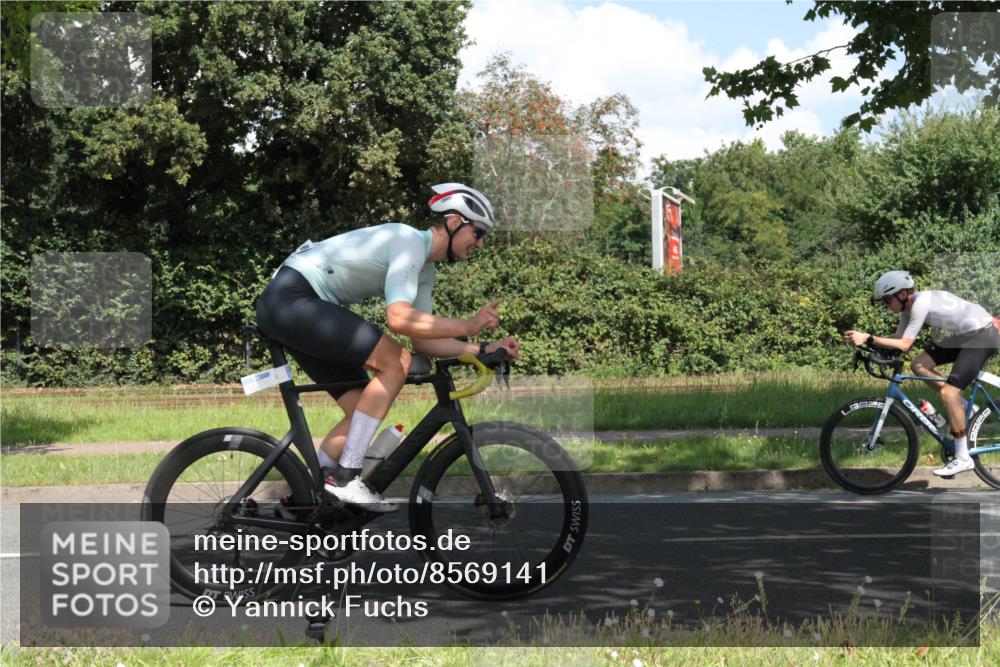10.08.2025 - GEWOBA Citytriathlon Bremen Yannick Fuchs http://msf.ph/oto/8569141 10.08.2025 13:09:17 Radfahren 735, 822, 973, 977, 1006 meine-sportfotos.de