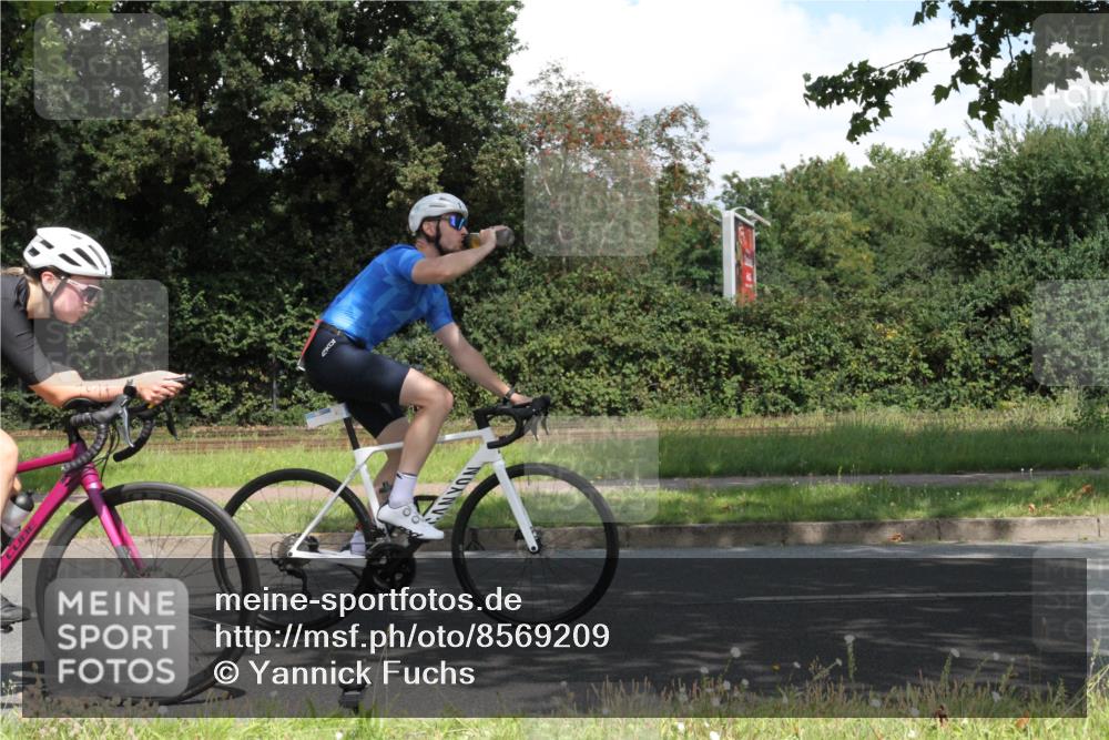 10.08.2025 - GEWOBA Citytriathlon Bremen Yannick Fuchs http://msf.ph/oto/8569209 10.08.2025 13:11:51 Radfahren 635, 667, 750, 894, 933, 937, 966, 1017, 1032 meine-sportfotos.de