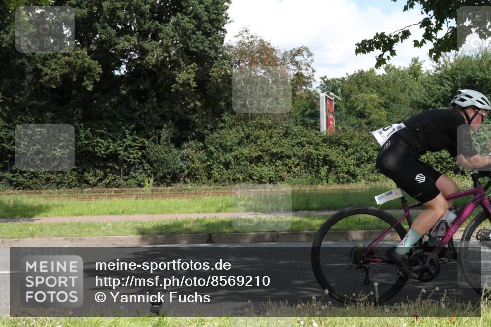 10.08.2025 - GEWOBA Citytriathlon Bremen Yannick Fuchs http://msf.ph/oto/8569210 10.08.2025 13:11:51 Radfahren 635, 667, 750, 894, 933, 937, 966, 1017, 1032 meine-sportfotos.de