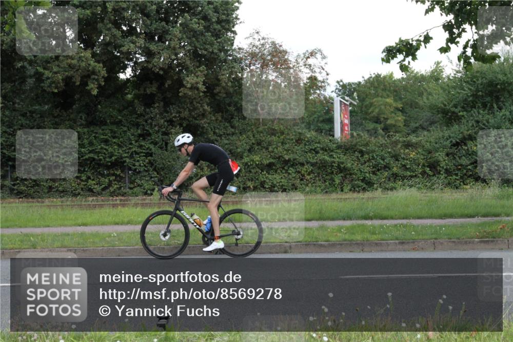 10.08.2025 - GEWOBA Citytriathlon Bremen Yannick Fuchs http://msf.ph/oto/8569278 10.08.2025 13:15:10 Radfahren 736, 765, 826, 913 meine-sportfotos.de