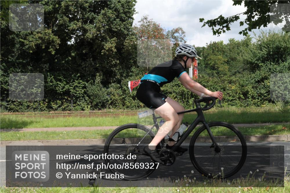 10.08.2025 - GEWOBA Citytriathlon Bremen Yannick Fuchs http://msf.ph/oto/8569327 10.08.2025 13:17:36 Radfahren 567, 825, 853, 1018 meine-sportfotos.de