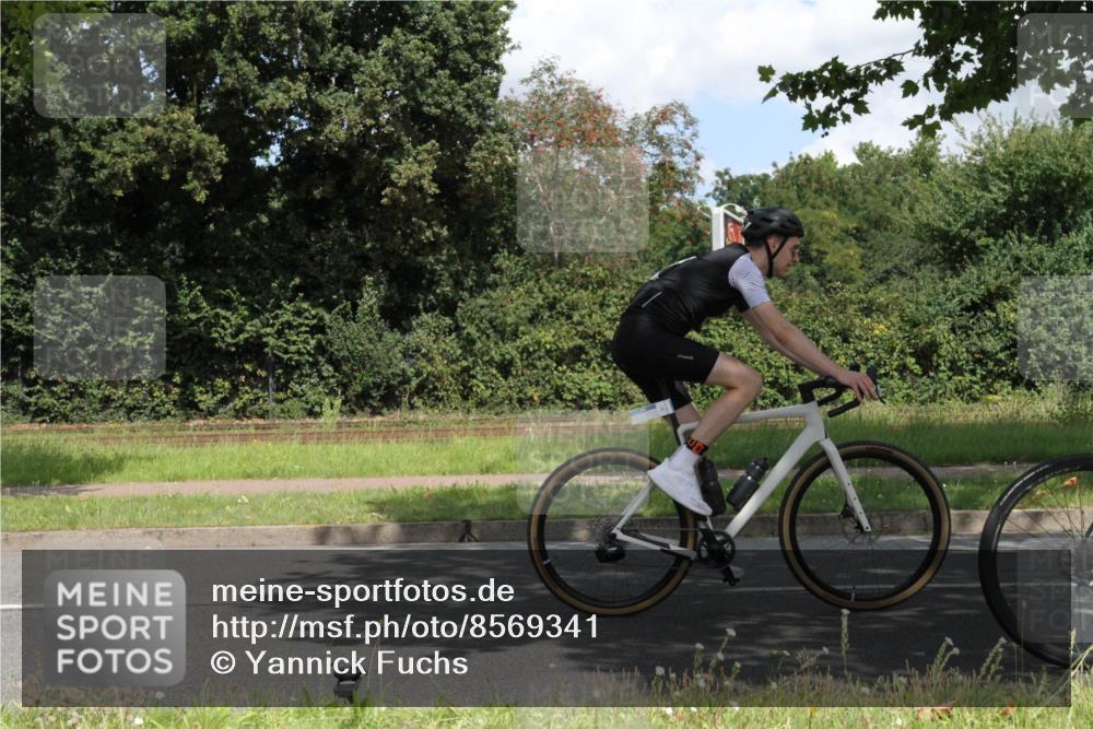 10.08.2025 - GEWOBA Citytriathlon Bremen Yannick Fuchs http://msf.ph/oto/8569341 10.08.2025 13:19:15 Radfahren 671, 762, 803, 899, 983, 1002 meine-sportfotos.de