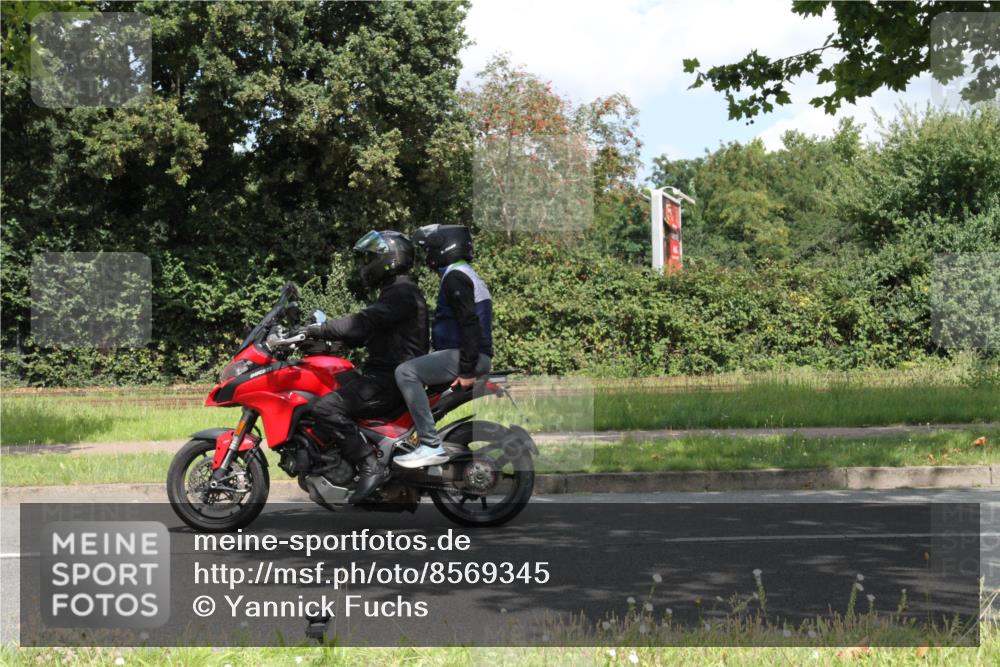 10.08.2025 - GEWOBA Citytriathlon Bremen Yannick Fuchs http://msf.ph/oto/8569345 10.08.2025 13:19:40 Radfahren 978 meine-sportfotos.de