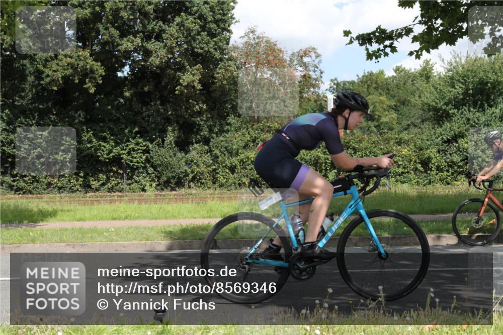 10.08.2025 - GEWOBA Citytriathlon Bremen Yannick Fuchs http://msf.ph/oto/8569346 10.08.2025 13:20:04 Radfahren 944, 949 meine-sportfotos.de