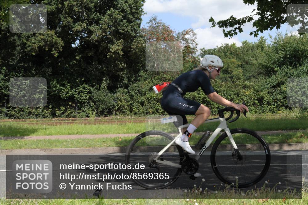 10.08.2025 - GEWOBA Citytriathlon Bremen Yannick Fuchs http://msf.ph/oto/8569365 10.08.2025 13:23:20 Radfahren 908, 925, 939, 945, 946, 954, 963 meine-sportfotos.de