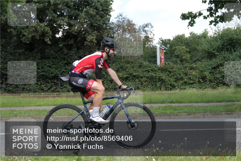 10.08.2025 - GEWOBA Citytriathlon Bremen Yannick Fuchs http://msf.ph/oto/8569406 10.08.2025 13:27:36 Radfahren 909, 958 meine-sportfotos.de