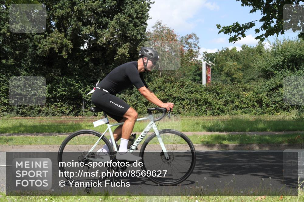 10.08.2025 - GEWOBA Citytriathlon Bremen Yannick Fuchs http://msf.ph/oto/8569627 10.08.2025 14:12:19 Radfahren 10, 27, 33, 42, 171, 172, 178 meine-sportfotos.de