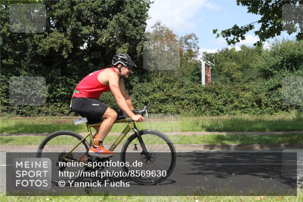 10.08.2025 - GEWOBA Citytriathlon Bremen Yannick Fuchs http://msf.ph/oto/8569630 10.08.2025 14:12:23 Radfahren 10, 27, 33, 42, 66, 171, 172, 178 meine-sportfotos.de