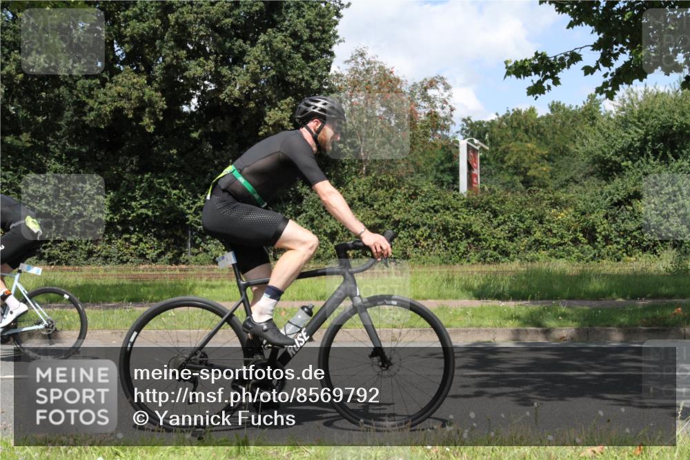 10.08.2025 - GEWOBA Citytriathlon Bremen Yannick Fuchs http://msf.ph/oto/8569792 10.08.2025 14:14:42 Radfahren 37, 68, 77, 93, 96, 105, 113, 143 meine-sportfotos.de