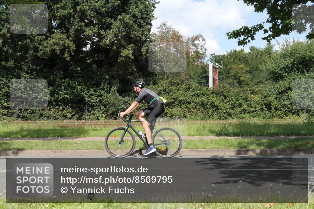 10.08.2025 - GEWOBA Citytriathlon Bremen Yannick Fuchs http://msf.ph/oto/8569795 10.08.2025 14:14:44 Radfahren 37, 68, 77, 82, 93, 96, 105, 113, 143 meine-sportfotos.de