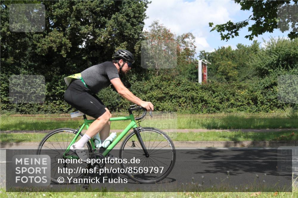 10.08.2025 - GEWOBA Citytriathlon Bremen Yannick Fuchs http://msf.ph/oto/8569797 10.08.2025 14:14:46 Radfahren 37, 68, 77, 82, 93, 96, 105, 113, 143 meine-sportfotos.de