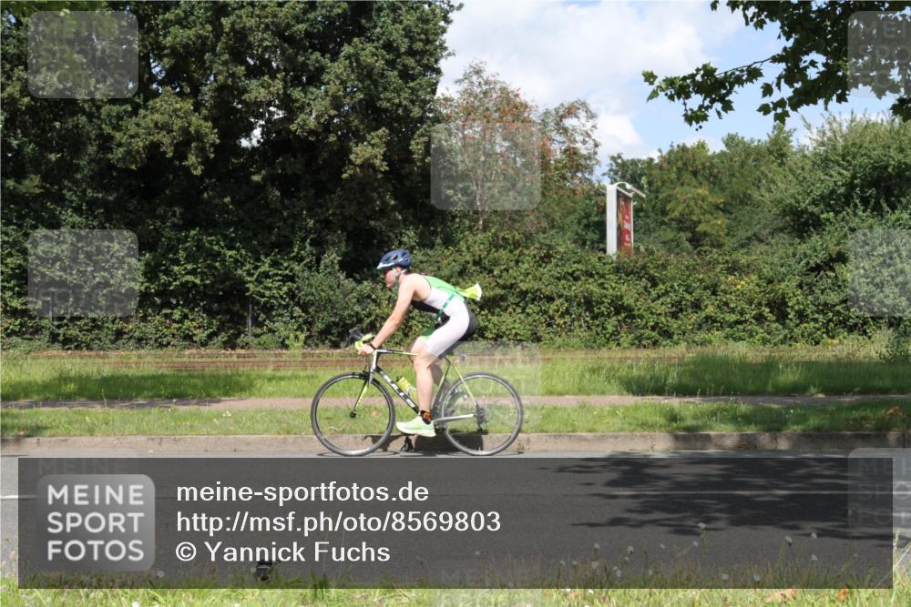 10.08.2025 - GEWOBA Citytriathlon Bremen Yannick Fuchs http://msf.ph/oto/8569803 10.08.2025 14:14:48 Radfahren 37, 68, 77, 82, 93, 96, 105, 113, 143 meine-sportfotos.de
