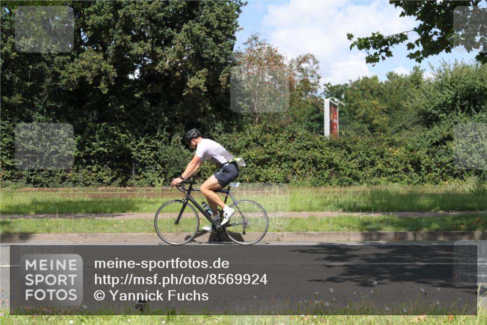 10.08.2025 - GEWOBA Citytriathlon Bremen Yannick Fuchs http://msf.ph/oto/8569924 10.08.2025 14:15:59 Radfahren 23, 24, 43, 46, 74, 92, 129, 271 meine-sportfotos.de