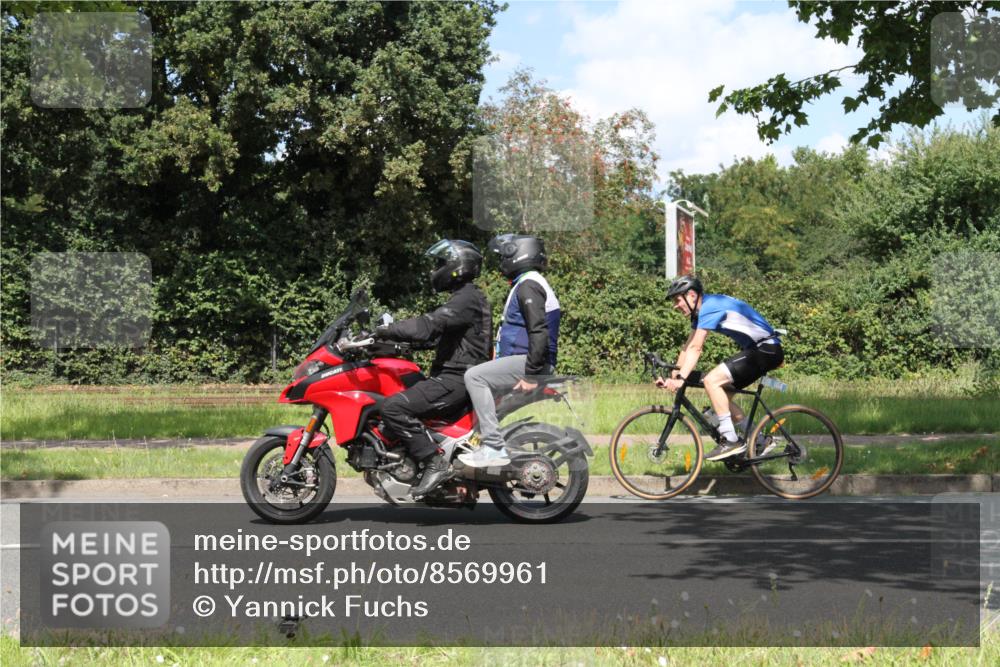 10.08.2025 - GEWOBA Citytriathlon Bremen Yannick Fuchs http://msf.ph/oto/8569961 10.08.2025 14:16:17 Radfahren 2, 23, 24, 31, 38, 46, 48, 57, 62, 63, 65, 92, 144 meine-sportfotos.de