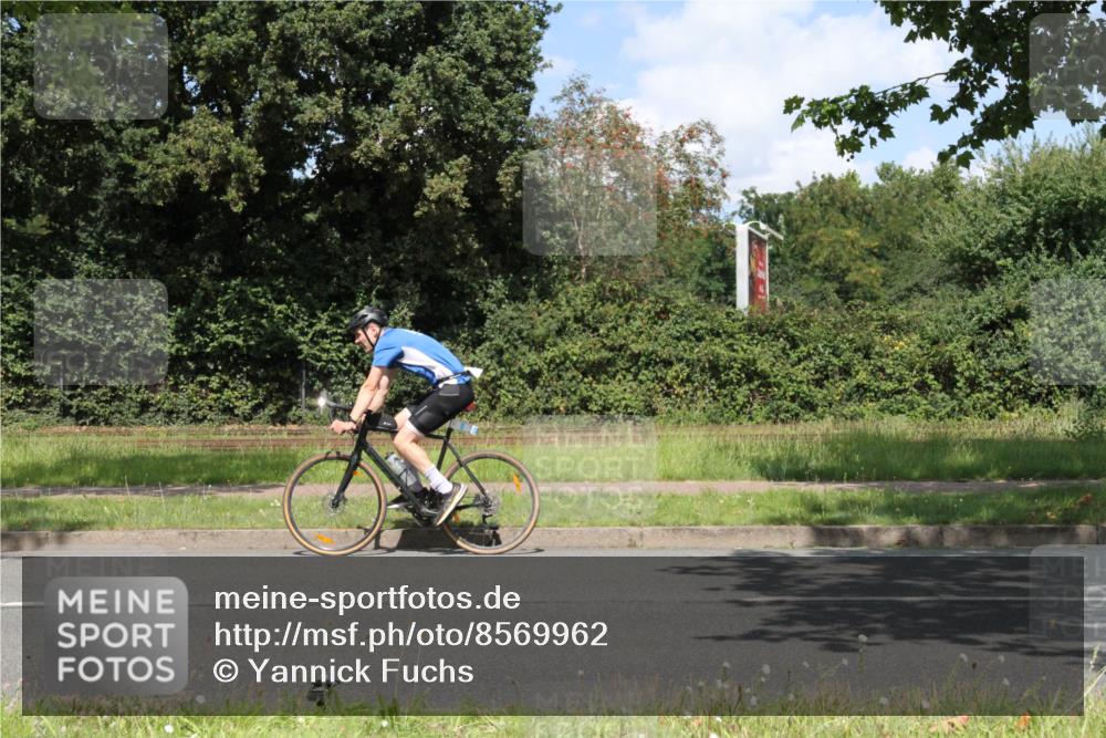 10.08.2025 - GEWOBA Citytriathlon Bremen Yannick Fuchs http://msf.ph/oto/8569962 10.08.2025 14:16:17 Radfahren 2, 23, 24, 31, 38, 46, 48, 57, 62, 63, 65, 92, 144 meine-sportfotos.de
