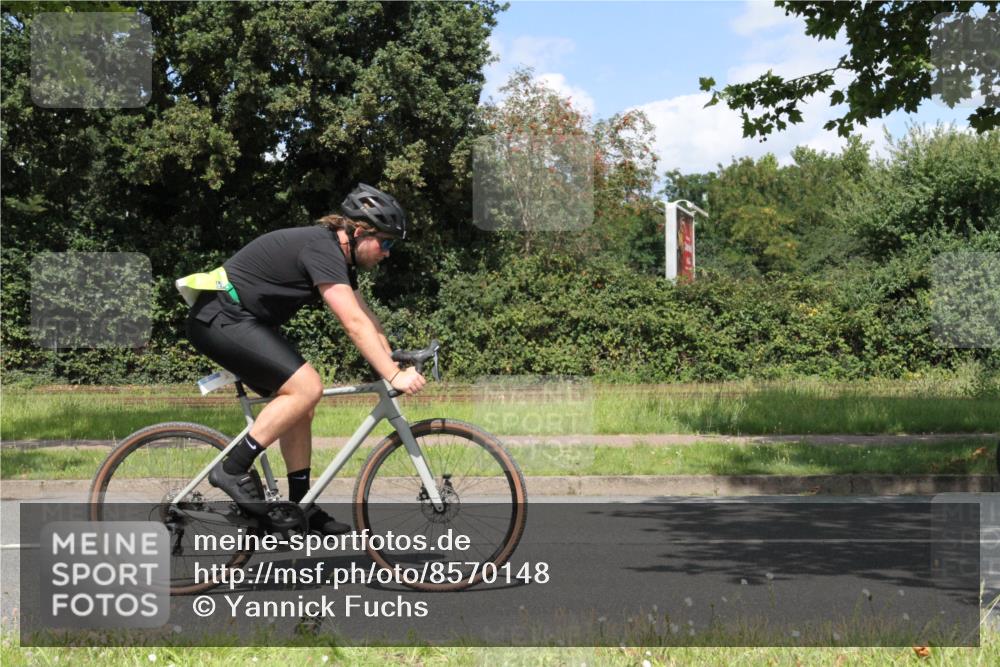 10.08.2025 - GEWOBA Citytriathlon Bremen Yannick Fuchs http://msf.ph/oto/8570148 10.08.2025 14:18:32 Radfahren 30, 47, 75, 94, 100, 131, 147, 255, 314 meine-sportfotos.de
