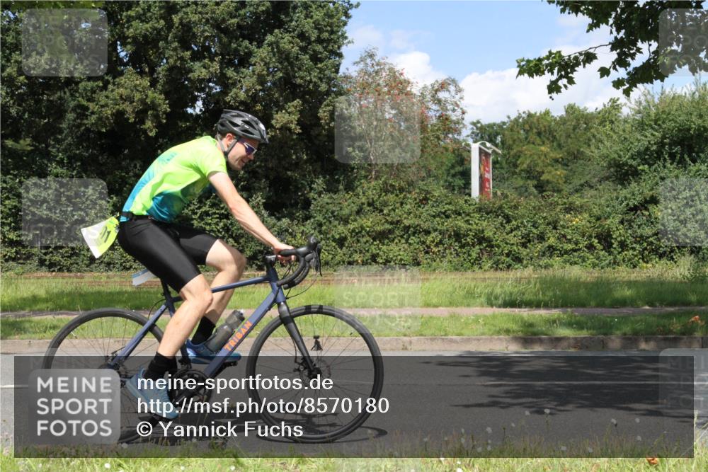 10.08.2025 - GEWOBA Citytriathlon Bremen Yannick Fuchs http://msf.ph/oto/8570180 10.08.2025 14:19:06 Radfahren 101, 116, 126, 139, 162, 201, 254, 261, 264 meine-sportfotos.de