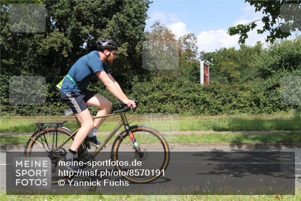 10.08.2025 - GEWOBA Citytriathlon Bremen Yannick Fuchs http://msf.ph/oto/8570191 10.08.2025 14:19:15 Radfahren 101, 124, 126, 139, 162, 201, 227, 239, 254 meine-sportfotos.de