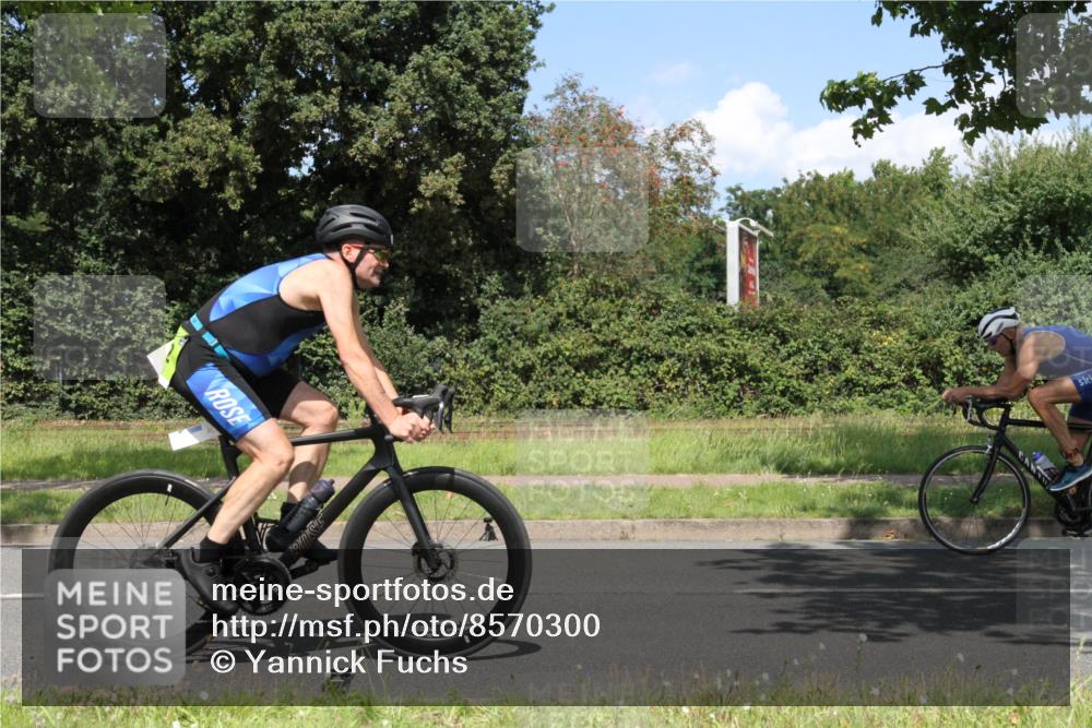 10.08.2025 - GEWOBA Citytriathlon Bremen Yannick Fuchs http://msf.ph/oto/8570300 10.08.2025 14:20:47 Radfahren 11, 56, 61, 67, 69, 73, 110, 142, 145, 157, 216, 229, 272, 274, 281, 312 meine-sportfotos.de