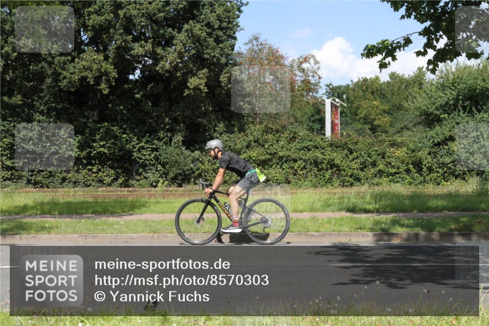 10.08.2025 - GEWOBA Citytriathlon Bremen Yannick Fuchs http://msf.ph/oto/8570303 10.08.2025 14:20:49 Radfahren 11, 56, 61, 69, 73, 110, 142, 145, 157, 216, 229, 266, 272, 274, 281, 312 meine-sportfotos.de