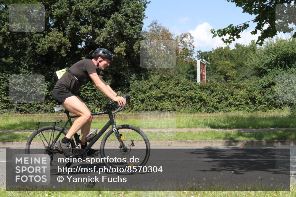 10.08.2025 - GEWOBA Citytriathlon Bremen Yannick Fuchs http://msf.ph/oto/8570304 10.08.2025 14:20:49 Radfahren 11, 56, 61, 69, 73, 110, 142, 145, 157, 216, 229, 266, 272, 274, 281, 312 meine-sportfotos.de