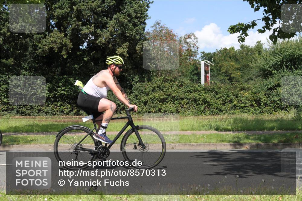 10.08.2025 - GEWOBA Citytriathlon Bremen Yannick Fuchs http://msf.ph/oto/8570313 10.08.2025 14:20:58 Radfahren 19, 56, 61, 73, 110, 142, 145, 157, 191, 266, 272, 312 meine-sportfotos.de