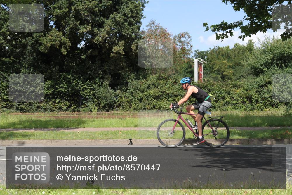 10.08.2025 - GEWOBA Citytriathlon Bremen Yannick Fuchs http://msf.ph/oto/8570447 10.08.2025 14:22:41 Radfahren 86, 204, 242, 259, 280, 297, 353, 427 meine-sportfotos.de