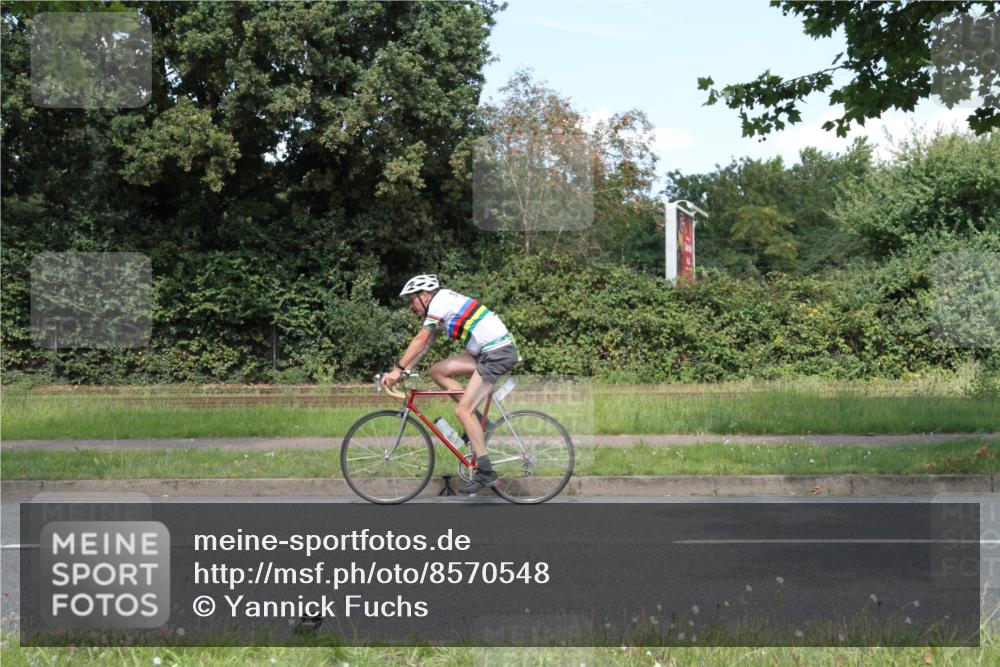 10.08.2025 - GEWOBA Citytriathlon Bremen Yannick Fuchs http://msf.ph/oto/8570548 10.08.2025 14:24:01 Radfahren 128, 221 meine-sportfotos.de