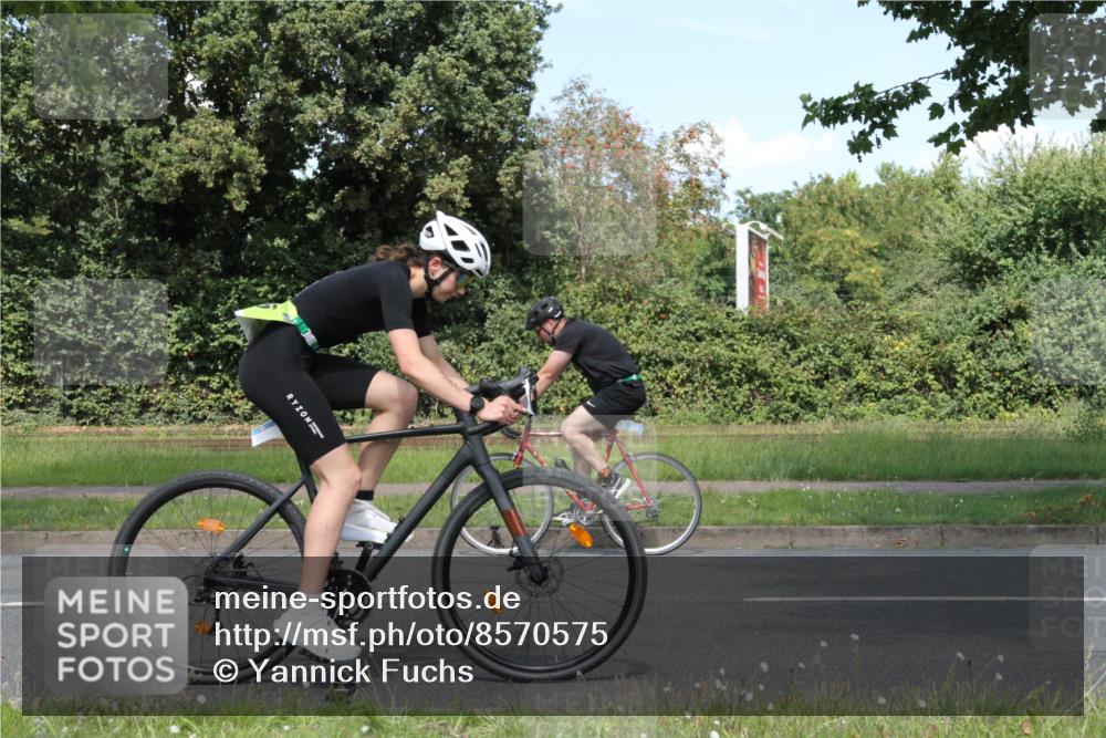 10.08.2025 - GEWOBA Citytriathlon Bremen Yannick Fuchs http://msf.ph/oto/8570575 10.08.2025 14:24:58 Radfahren 22, 166, 202, 235, 269, 332, 346, 432 meine-sportfotos.de