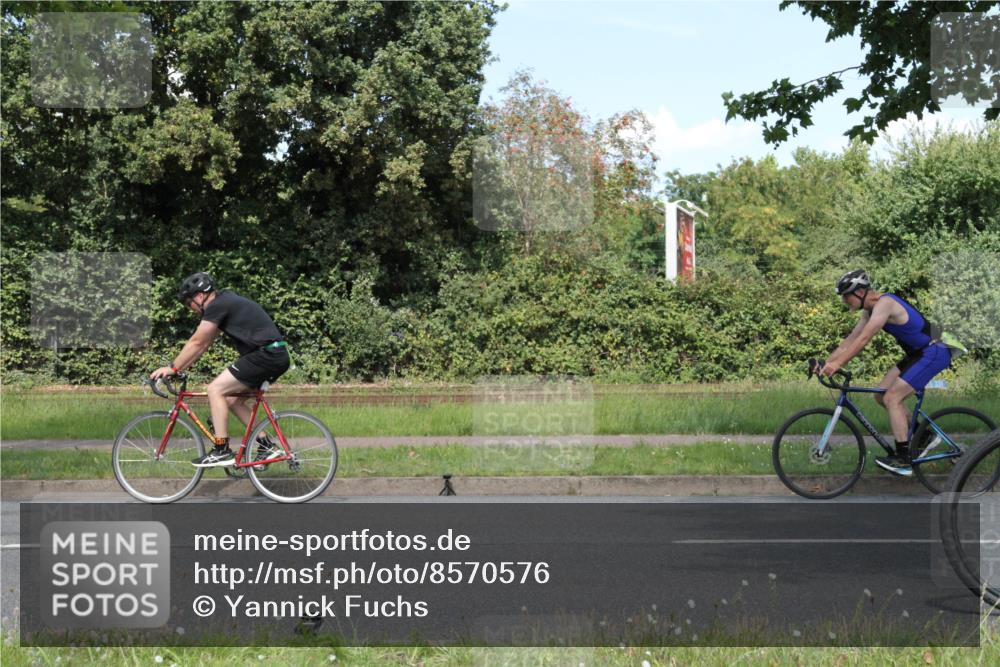 10.08.2025 - GEWOBA Citytriathlon Bremen Yannick Fuchs http://msf.ph/oto/8570576 10.08.2025 14:24:58 Radfahren 22, 166, 202, 235, 269, 332, 346, 432 meine-sportfotos.de
