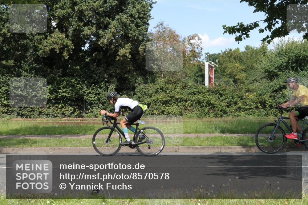 10.08.2025 - GEWOBA Citytriathlon Bremen Yannick Fuchs http://msf.ph/oto/8570578 10.08.2025 14:25:02 Radfahren 22, 166, 202, 235, 269, 332, 346, 432 meine-sportfotos.de