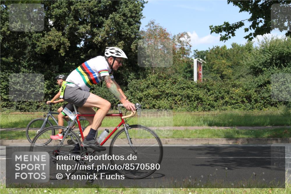 10.08.2025 - GEWOBA Citytriathlon Bremen Yannick Fuchs http://msf.ph/oto/8570580 10.08.2025 14:25:02 Radfahren 22, 166, 202, 235, 269, 332, 346, 432 meine-sportfotos.de
