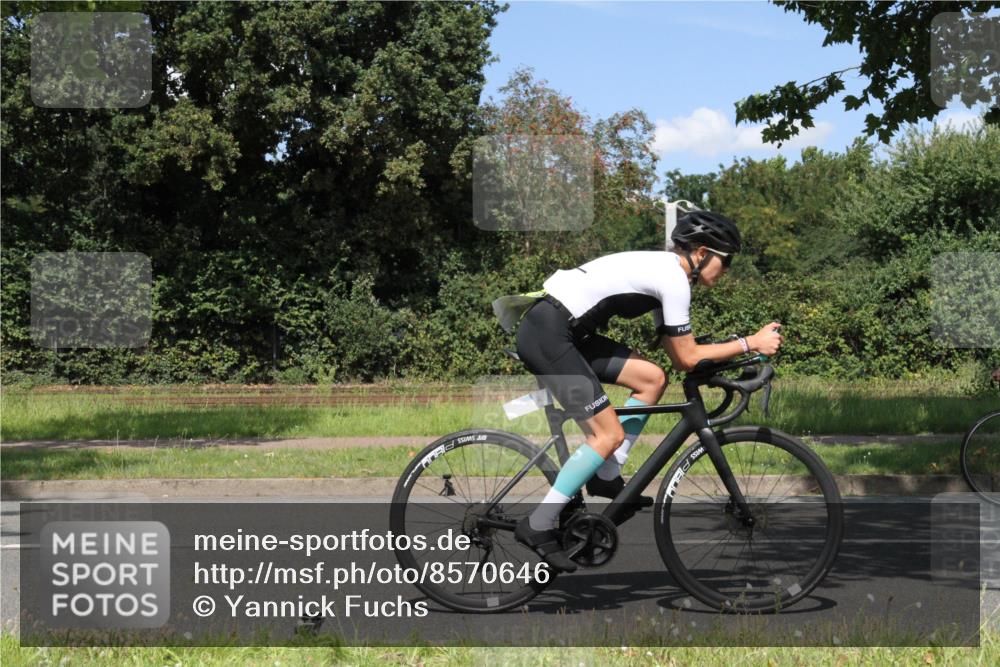 10.08.2025 - GEWOBA Citytriathlon Bremen Yannick Fuchs http://msf.ph/oto/8570646 10.08.2025 14:25:57 Radfahren 167, 181, 220, 273, 325, 331, 446, 499 meine-sportfotos.de