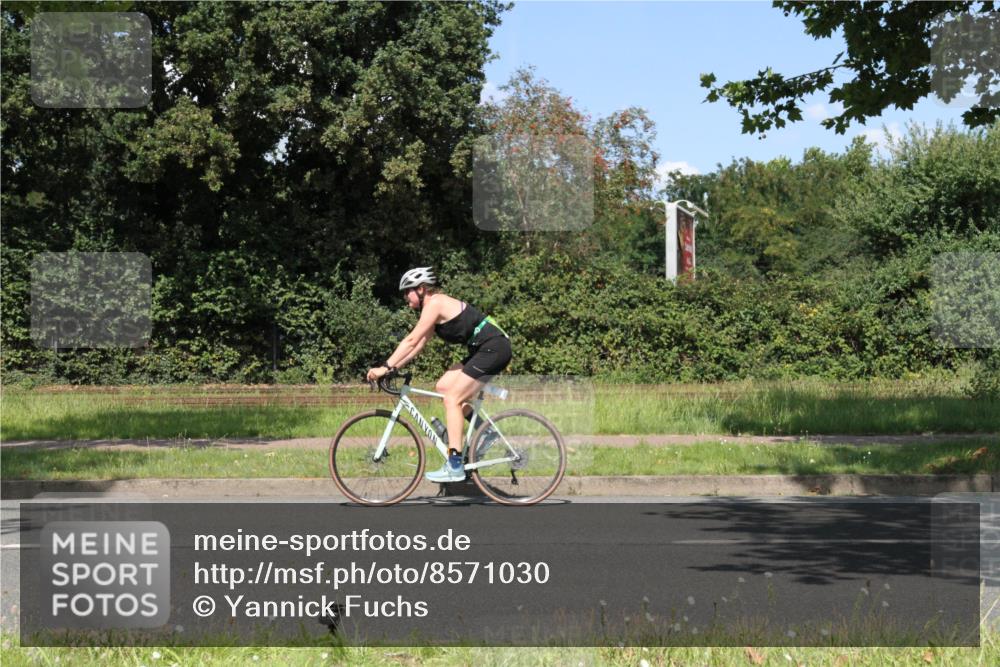 10.08.2025 - GEWOBA Citytriathlon Bremen Yannick Fuchs http://msf.ph/oto/8571030 10.08.2025 14:29:40 Radfahren 117, 179, 206, 212, 226, 275, 351, 365, 373, 405, 466, 468, 487, 517 meine-sportfotos.de